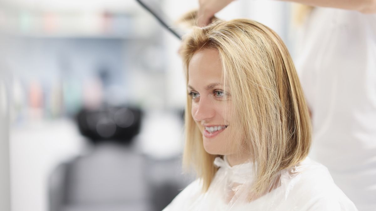 Włosy do ramion wymagają odpowiedniej pielęgnacji, by prezentowały się dobrze i zdrowo