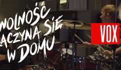 „Wolność zaczyna się w domu” - perkusiści i mistrzyni nurkowania reklamują meble Vox (wideo)