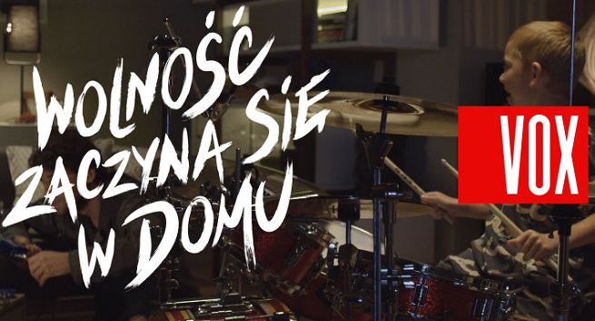 „Wolność zaczyna się w domu” - perkusiści i mistrzyni nurkowania reklamują meble Vox (wideo)