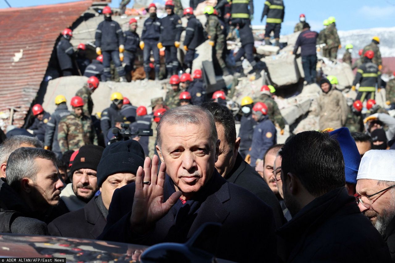 Recep Tayyip Erdogan na gruzach po trzęsieniu ziemi