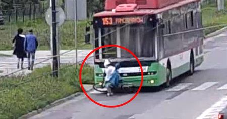 Wjechała rowerem wprost pod autobus. Nagranie z Lublina