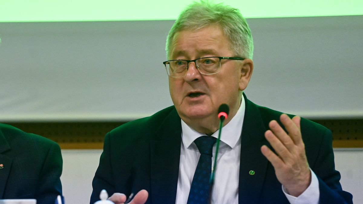 Warszawa, 10.04.2025. Mnister rolnictwa i rozwoju wsi Czesław Siekierski podczas śniadania prasowego nt. aktualnej sytuacji w rolnictwie, 10 bm. w siedzibie MRiRW w Warszawie. (jm) PAP/Piotr Nowak