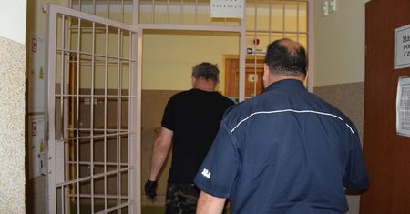 Puck. Butelka z listem zachęcającym do seksu i cukierkami. Zatrzymano 48-latka