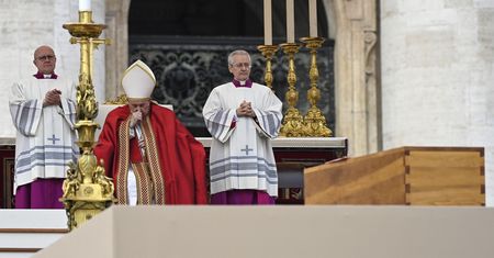 Papież w ogniu krytyki. Chodzi o słowa na pogrzebie Benedykta