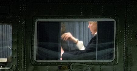 Trump przyłapany w samolocie. To, na co patrzył, zwróciło uwagę