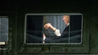Tajemnicze zdjęcie Trumpa. Patrzył na plany dotyczące Kennedy Center
