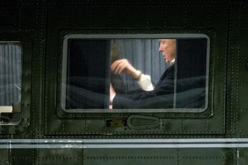 Tajemnicze zdjęcie Trumpa. Patrzył na plany dotyczące Kennedy Center