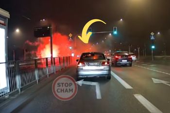 Puszczali fajerwerki z auta. Internauci oburzeni. "Brak wyobraźni"