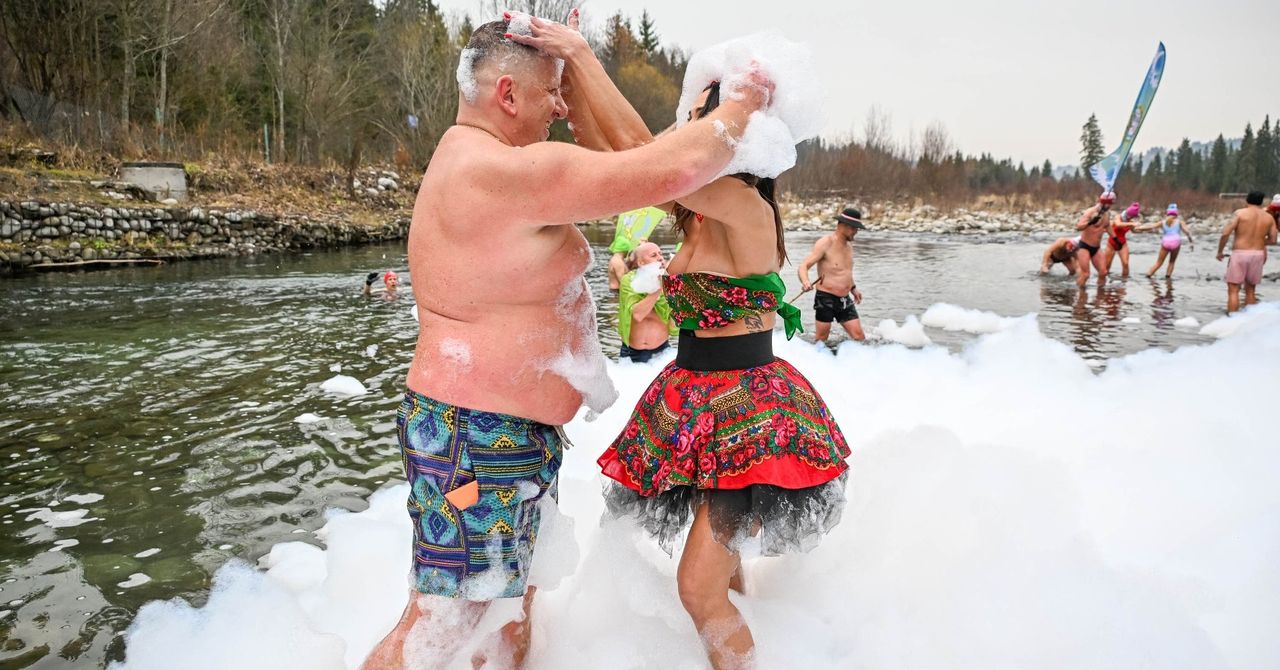 Jurgów: Ponad 500 morsów zanurzyło się w lodowatej Białce