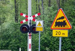 Zderzenie na przejeździe kolejowym. Ewakuowano pasażerów