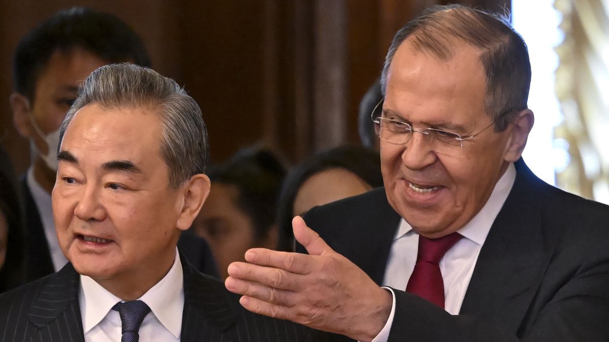 Szef dyplomacji Chin Wang Yi i minister spraw zagranicznych Rosji Siergiej Ławrow w środę w Moskwie