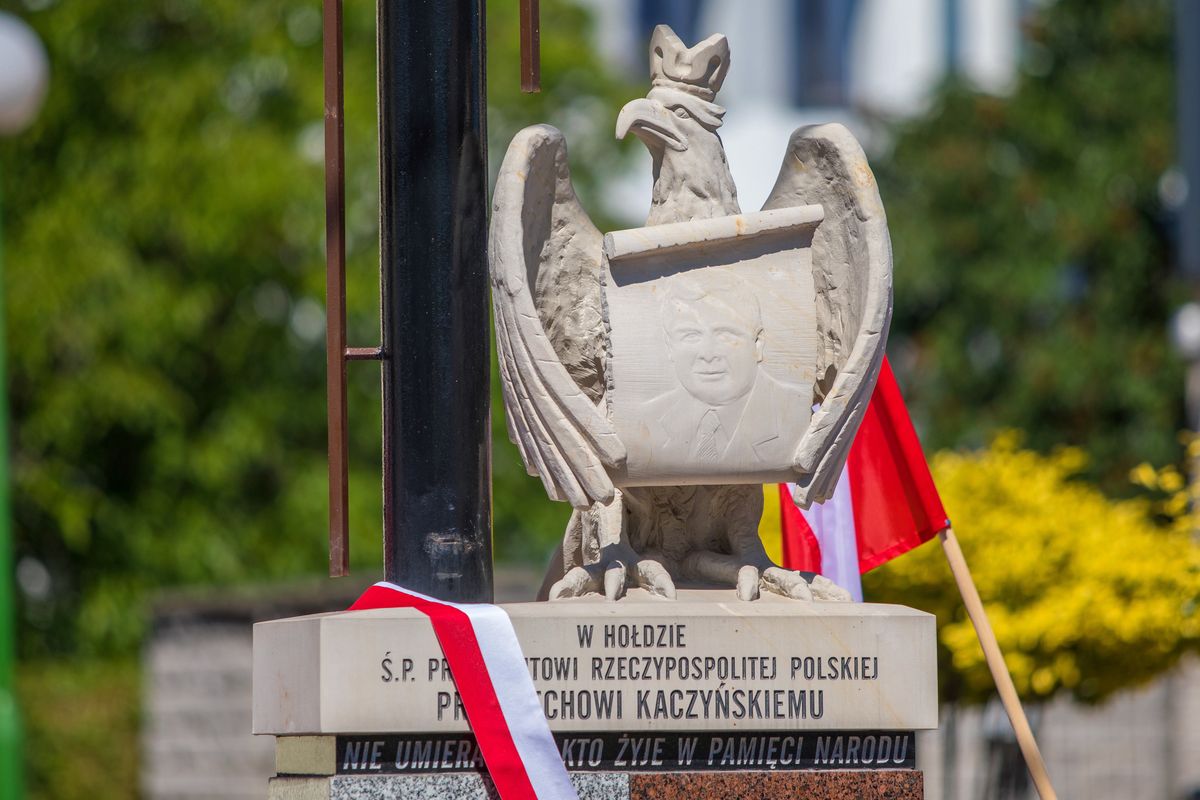 Pomnik upamiętniający śp. prezydenta RP Lecha Kaczyńskiego w Opolu Lubelskim 
