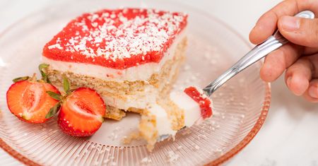 Zapomnij o piekarniku. Wykorzystaj przepis dnia i zrób na deser truskawkową lasagne