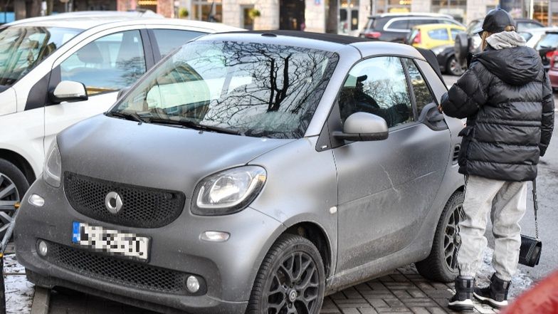 Ewa Chodakowska jeździ po mieście z torebką Chanel za 20 tysięcy i... bez tablicy rejestracyjnej