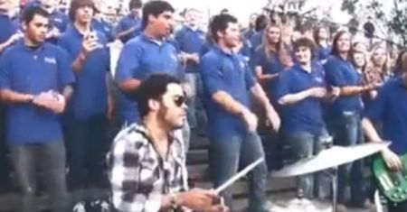 Lenny Kravitz śpiewa z chórem na ulicy!