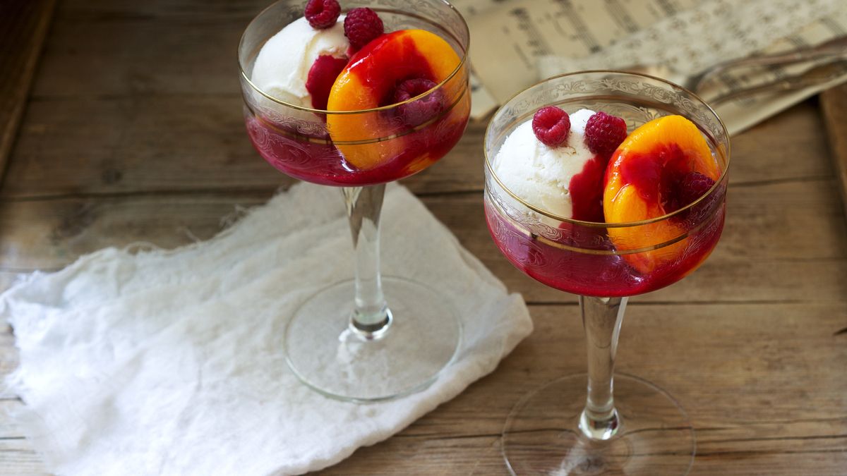 Melba sprawdzi się też jako elegancki deser na przyjęciu. 