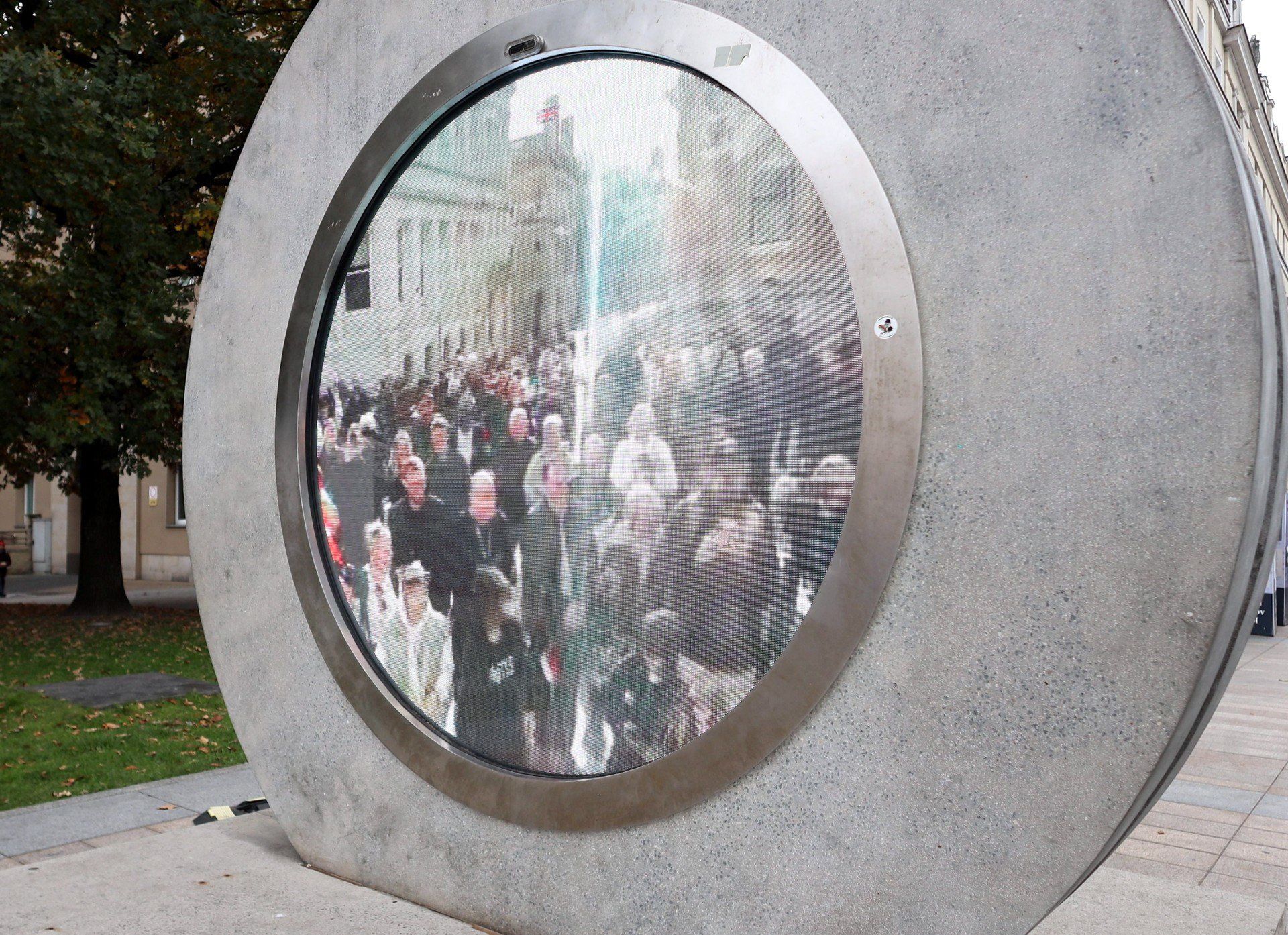 Inauguracja polaczenia portalu z angielskim miastem Ipswich. &#34;Portal&#34; na placu Litewskim w Lublinie to instalacja artystyczna laczaca miasto z innymi lokalizacjami na swiecie za pomoca ekranow transmitujacych obraz w czasie rzeczywistym