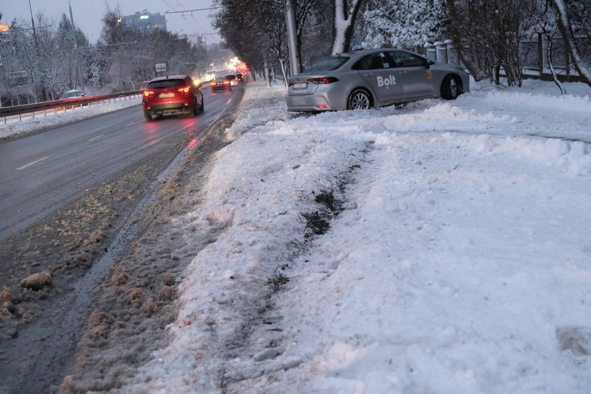 Toyota (Bolt) uderzył w drzewo na al. Kraśnickiej w Lublinie