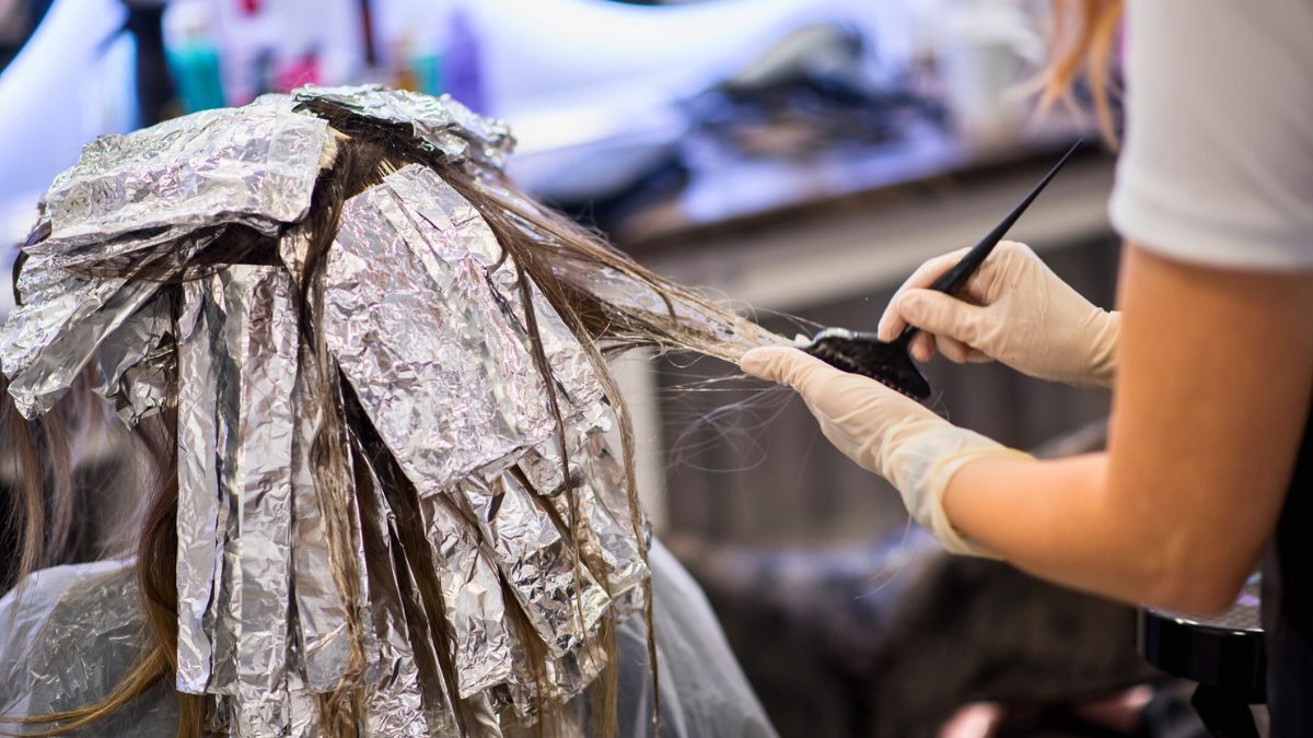 Fryzjerka farbuje włosy