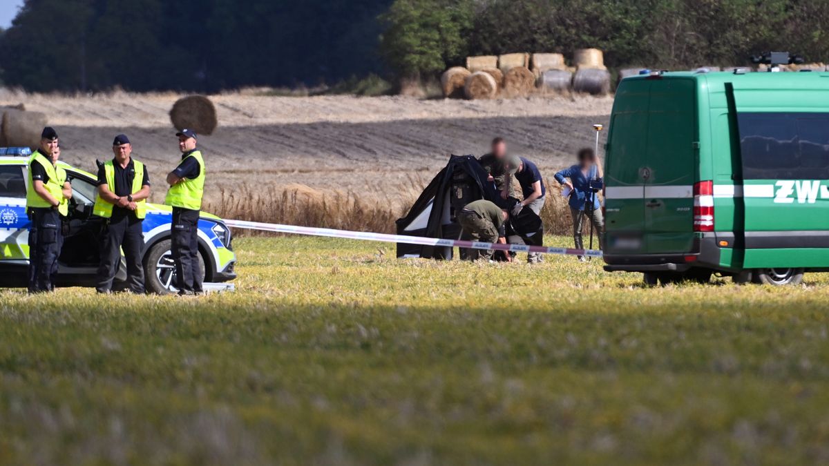 Wohyń, 10.09.2025. Służby w miejscu upadku rosyjskiego drona w miejscowości Wohyń, 10 bm. W nocy przestrzeń powietrzna Polski została wielokrotnie naruszona przez rosyjskie drony. (ad) PAP/Wojtek Jargiło