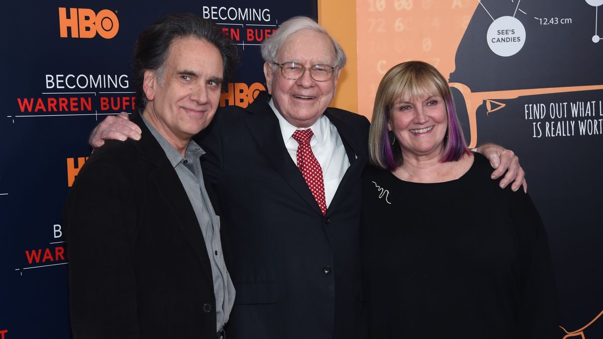 Na zdjęciu Warren Buffett (w środku) z dwojgiem z trójki swoich dzieci: Peterem Buffettem i Susie Buffett w 2017 r.