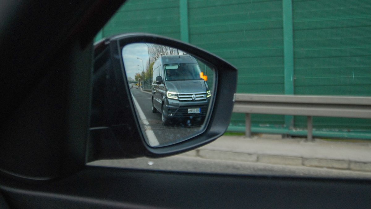 Asystent martwego pola to rewelacyjny system, który będzie obowiązkowy od 2022 roku.