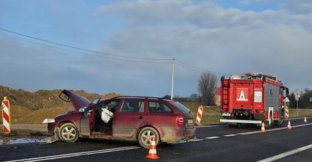 Groźny wypadek na krajowej „9”. Dwie ranne osoby, dwa rozbite auta [Foto]