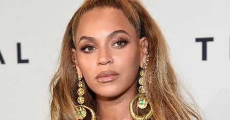 Wyzwolona Beyonce w ULTRAKRÓTKIEJ sukience eksponuje nogi i dekolt na swoim przyjęciu w Paryżu (ZDJĘCIA)