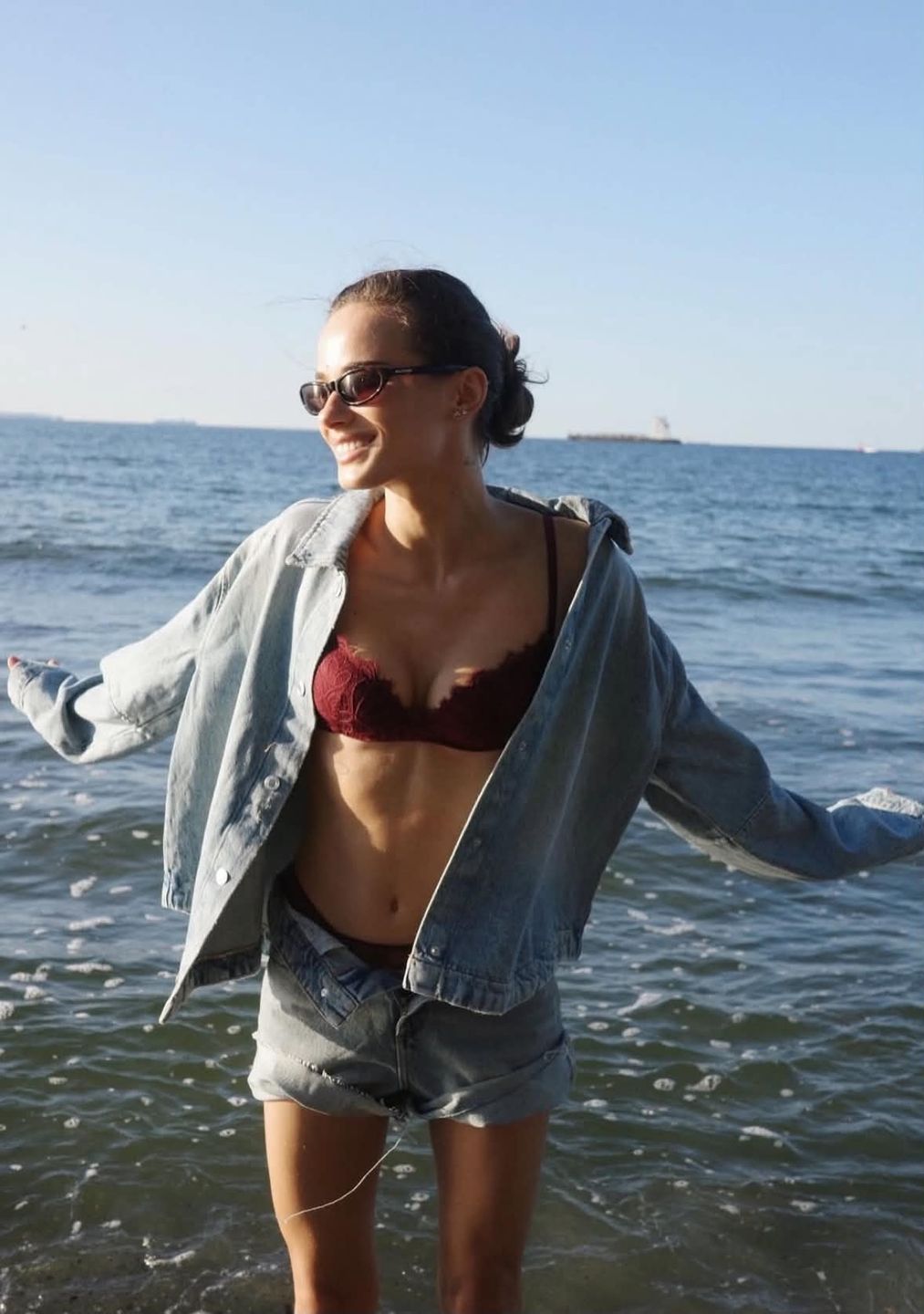 Natalia Szroeder w bieliźnie pręży się na plaży