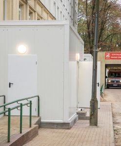 Warszawa. Szpital Bielański: pacjenci w kontenerach