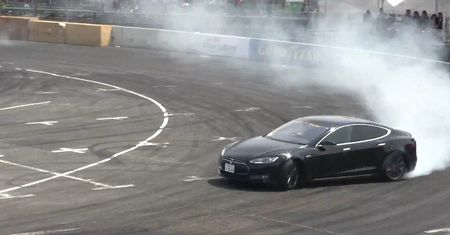 Japończycy driftują Teslą Model S [wideo]