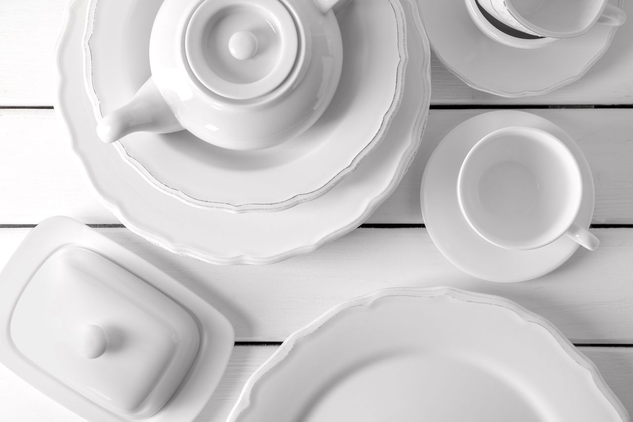 Jakie składniki są potrzebne do produkcji porcelany?