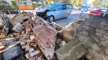 Wrocław: Groźnie wyglądający wypadek dwóch samochodów na Biskupinie. Auto wjechało w mur przy kamienicy