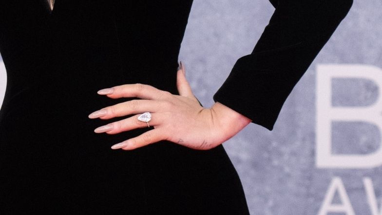 Adele pozuje z zaręczynowym (?) pierścionkiem?