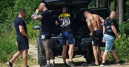 Kibole mieli się spotkać w lesie. Ale przez policję musieli wracać do domów