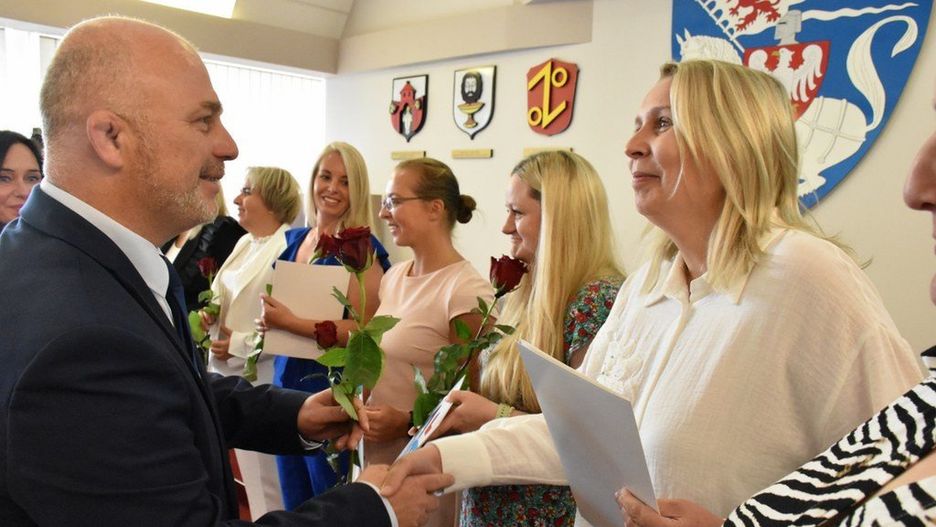Prezydent Tomasz Sobieraj wręczył mianowania 42 nauczycielom
