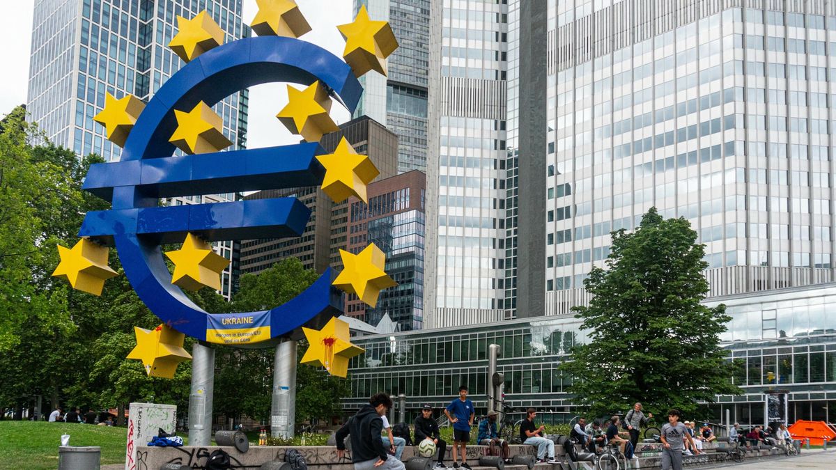 Rzeźba przedstawiająca symbol euro we Frankfurcie nad Menem.