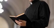Ile Polacy dają księżom po kolędzie? Taka kwota najczęściej trafia do kopert