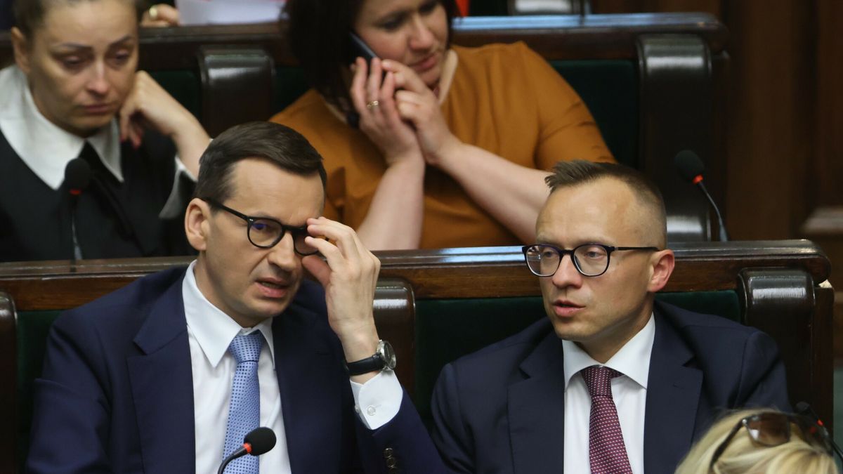 Premier Mateusz Morawiecki (z lewej) i wiceminister finansów Artur Soboń (z prawej)