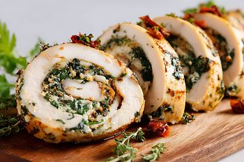 Przygotuj na obiad. Mięso jest delikatne i miękkie, a farsz po prostu palce lizać