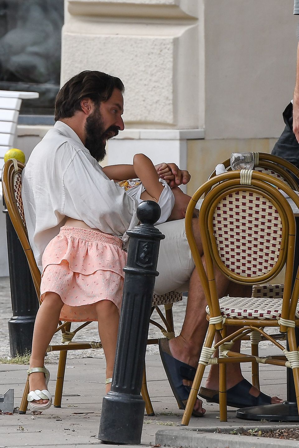 Piotr Stramowski z partnerką i córką w restauracji