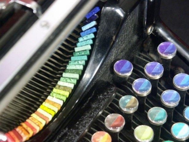 Chromatic Typewriter (Fot. This Is Colossal)