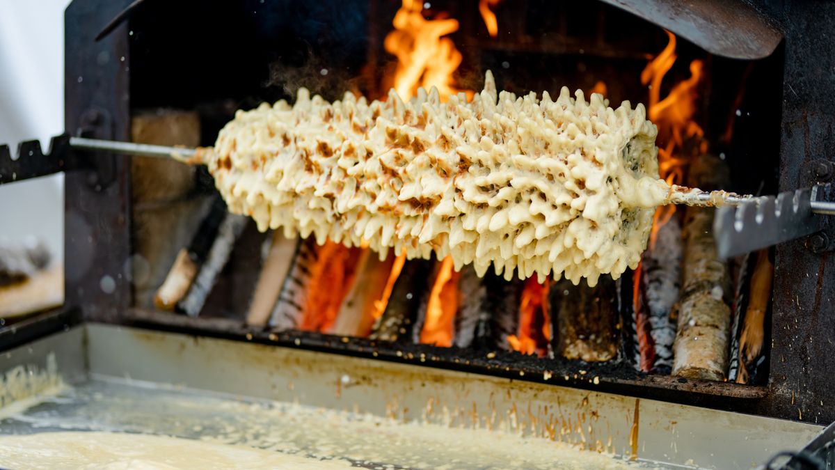 Tradycyjny sękacz jest wypiekany nad ogniem