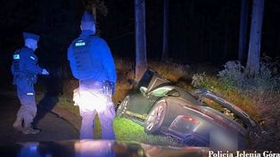 Luksusowe Porsche wylądowało w rowie. Kierowcy grożą 3 lata więzienia