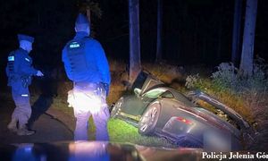 Luksusowe Porsche wylądowało w rowie. Kierowcy grożą 3 lata więzienia