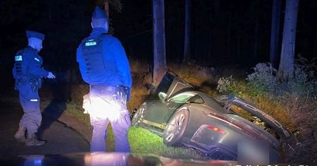 Luksusowe Porsche wylądowało w rowie. Kierowcy grożą 3 lata więzienia