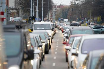 Oszuści kupują polisy OC na skradziony numer PESEL. Oszukani mogą mieć przez to problemy finansowe