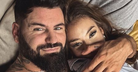 Wojtek Gola pozuje w łóżku z młodszą o 15 lat ukochaną i pupilem. Uroczo? (FOTO)