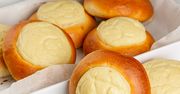 Upiecz drożdżówki z serem z przepisu babci. Bułeczka rozpływa się w ustach