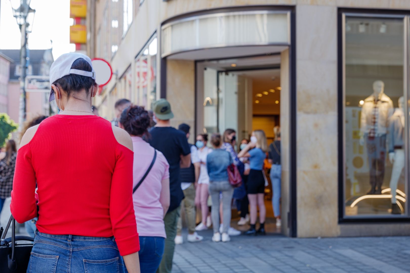 Europejskie kraje łagodzą obostrzenia. Mowa nawet o końcu izolacji dla zakażonych